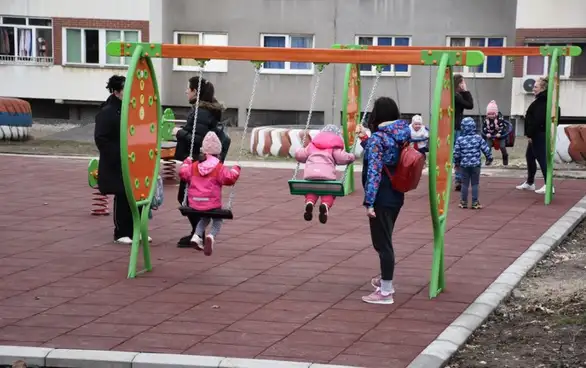 Bor: Donacija kompanije Ziđin. Kod obdaništa Crvenkapa novo igralište decu