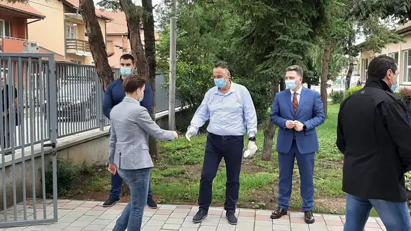 Premijerka Ana Brnabić obišla radove na rekonstrukciji OŠ „Hajduk Veljko“ i sportske hale u Kotlujevcu