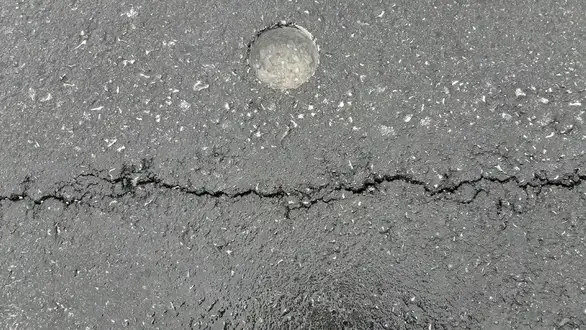 Novi asfalt ispucao: Put kod Tamniča počeo da se raspada nakon mesec dana!