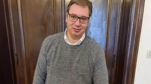 Vučić dobio tortu u obliku kovid bolnice