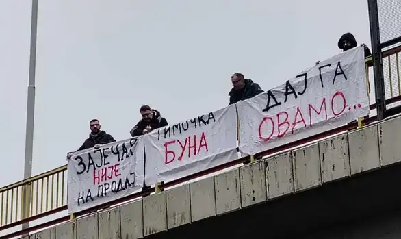 "Podsećamo sve koji dolaze u Zaječar da je odavde počela Timočka buna": Zaječarci transparentima "Timočka buna", "Daj ga ovamo" dočekuju Vučića