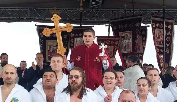 Pobednik današnjeg plivanja za Časni krst Nemanja Trifunović pripadnik Vatrogasno – spasilačke jedinice iz Zaječara