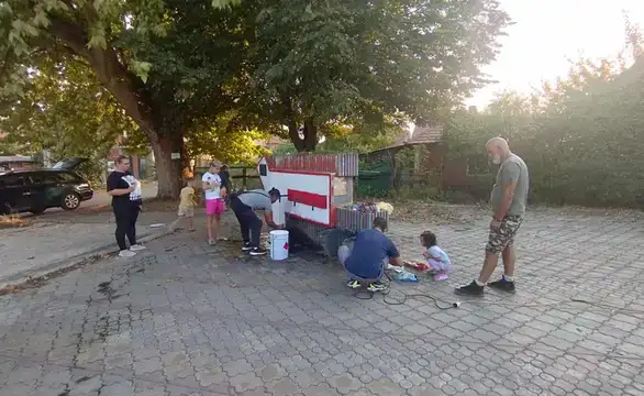 "Očigledno je da ovom režimu ne odgovara da građani sami sređuju svoj grad, jer onda ne mogu jednu kantu da plate 50.000 dinara": Uredili česmu - dobili prekršajnu prijavu