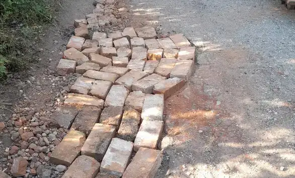 Meštani Tabakovca usled nedostatka asfalta put sređuju ciglama