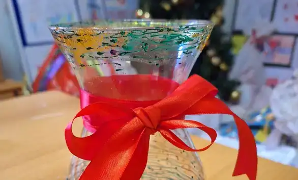 Crveni krst Zaječar u saradnji sa gradskom upravom Zaječar i Eparhijom timočkom organizovao likovnu radionicu oslikavanja šolja koje će se naći na humanitarnoj aukciji