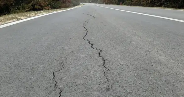 Asfaltirane deonice puta ka graničnom prelazu Vrška Čuka počele da pucaju