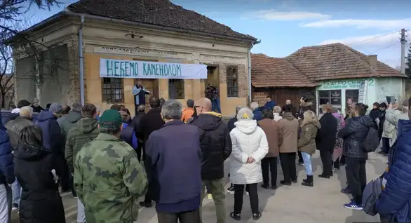 Protest u Malom Izvoru: "Meštani su uznemireni jer je u pitanju dalji opstanak". Ničić: „Aleksandar Jovanović Ćuta i Dejan Krstić, sa jedva tri posto podrške građana izašlih na izbore, neće rešiti nijedan problem meštana Malog Izvora"