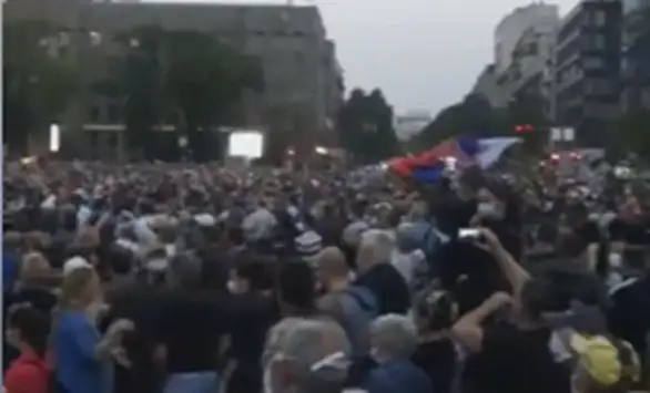 Žandarmerija ispred Skupštine razdvajala dve grupe građana koji su davali podršku poslanicima u štrajku glađu, poslanica SNS prekida štrajk