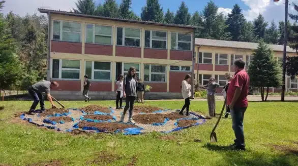 U školi u Velikom Izvoru realizovana aktivnost "Planeta cveća"