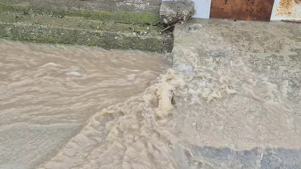 Meštanima Belog Brega i Kotlujevca posle kiše potrebniji su čamci nego automobili