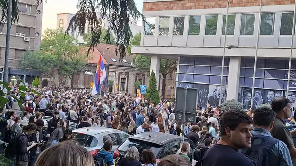 Studenti i građani ispred RTS: Čekaju da vide da li će objaviti snimak nasilja nad čovekom danas ispred Pravnog fakulteta u Beogradu