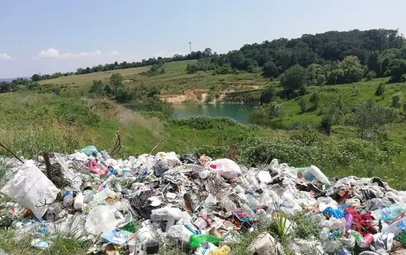 Deponija sa pogledom na jezero
