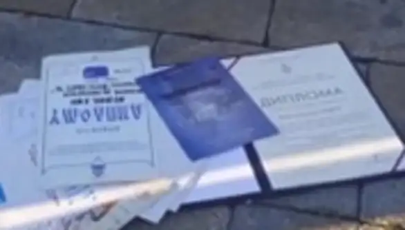 Profesorka spalila sve svoje diplome i licence ispred Skupštine