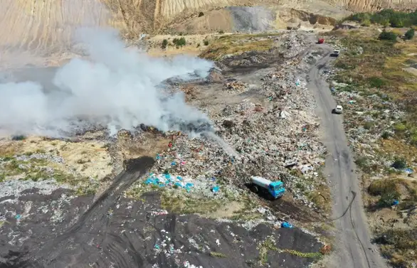 Treći dan tinja vatra na gradskoj deponiji u Boru: Zgarište se zatrpava zemljom