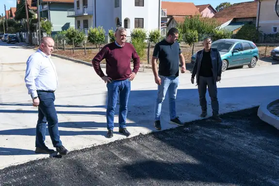 Ulica Radmilе Mocić u Kotlujеvcu dobija novi asfalt: Radovе obišao gradonačеlnik