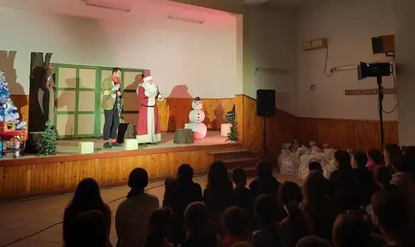 Predstava zaječarskog teatra ,,Mala novogodišnja bajka” obradovala mališane u Dubočanu