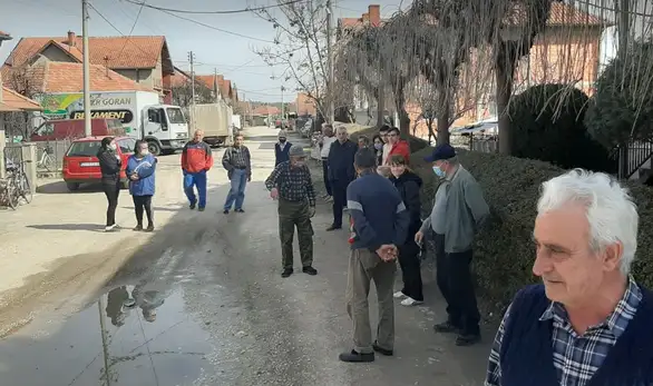 Stanari Durmitorske ulice oterali bagere: Asfalt smo platili, a nude nam rizlu