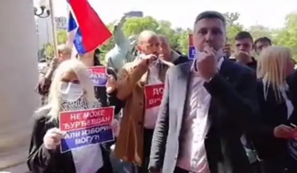 Poslanici Dveri na čelu sa Obradovićem ispred Skupštine, incidenti sa poslanicima vladajuće koalicije i ministrima