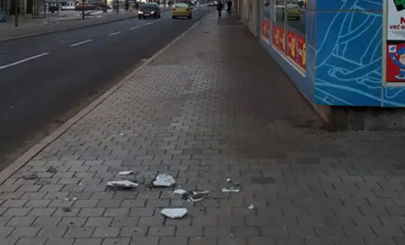 OPREZ! Delovi fasade sa zgrade u centru grada OTPADAJU