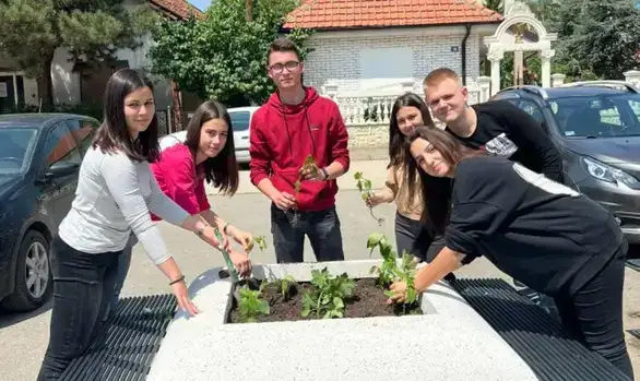 Učenici Gimnazije organizovali akciju uređenja betonskih žardinjera u školskom dvorištu