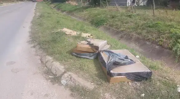 Bačeno smeće i stari kauč danima niko ne uklanja: Na uglu ulice Crvene Armije i Stanoja Glavaša neko bacio stare stvari