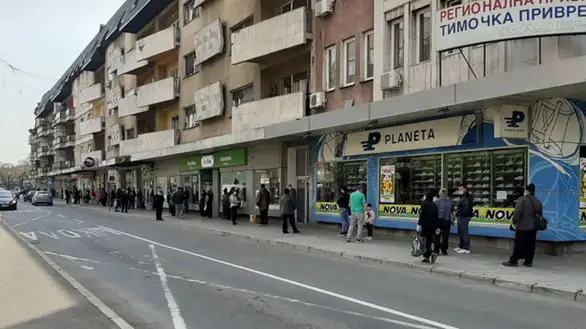 Redovi ispred banaka i prodavnica obeležili dan nakon ukidanja policijskog časa u Zaječaru