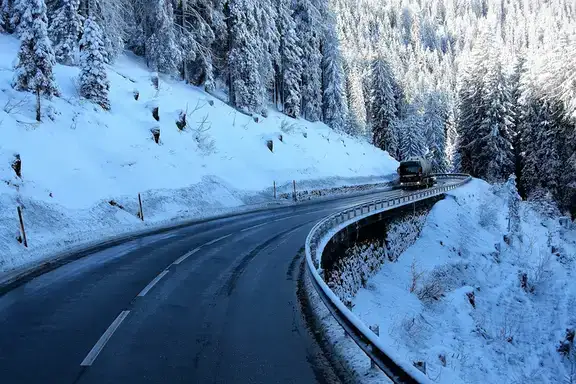 Stanje na putevima: Oprez zbog snega na kolovozima