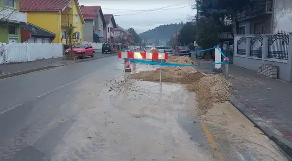 Havarija na vodovodnoj ili toplovodnoj mreži u ulici Ivana Milutinovića, samo dve godine nakon rekonstrukcije