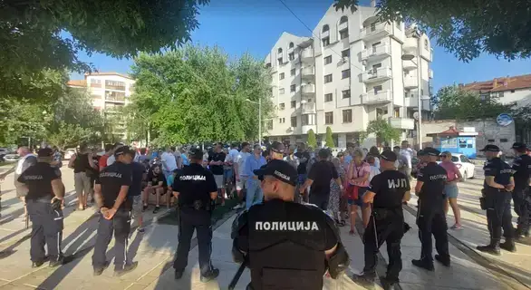 Građani Knjaževca ispratili zvižducima premijera Macuta i kolonu vozila u njegovoj pratnji