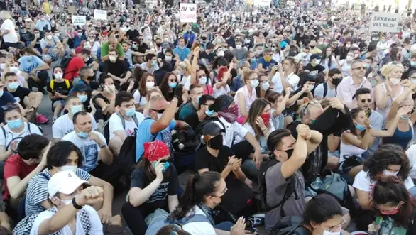 Građani protest u Novom Sadu počeli sedenjem na asfaltu