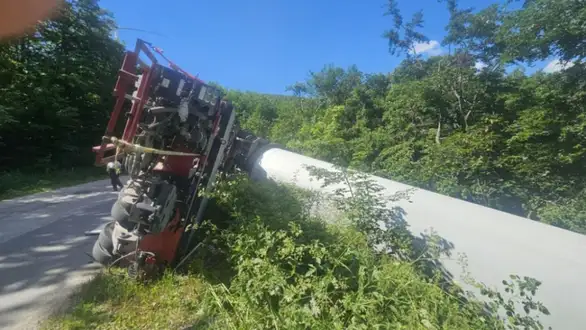 DRAMA NA PUTU KA ŽAGUBICI: Prevrnuo se kamion koji je prevozio džinovsku elisu za vetropark, saobraćaj u prekidu