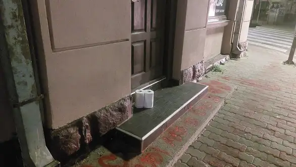 Okupljanje građana otkazano, prostorije Srpske napredne stranke ipak obezbeđivala policija