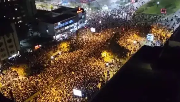 Na protestu u Novom Sadu cisterna puna fekalija: „Ovo ćemo mi njima sve da isporučimo, uz poruku da ovo mora da se isprazni“