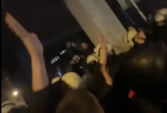 Interventna policija pendrecima tukla novosadske studente koji su oko ponoći blokirali Skupštinu grada