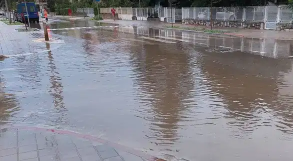 Jaka kiša i grmljavina u Zaječaru: U pojedinim ulicama voda na kolovozima. RHMZ izdao novo upozorenje!