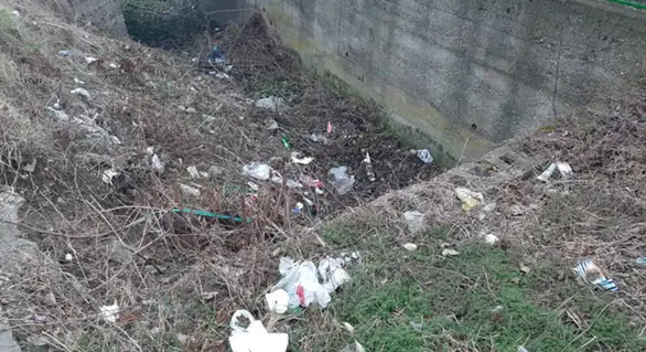 Jaruga u Omladinskoj ulici postala smetlište