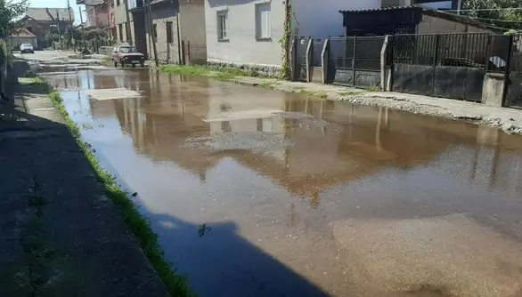 U Jugovićevoj ulici došlo do pucanja vodovodne cevi: Ekipa vodovoda na terenu