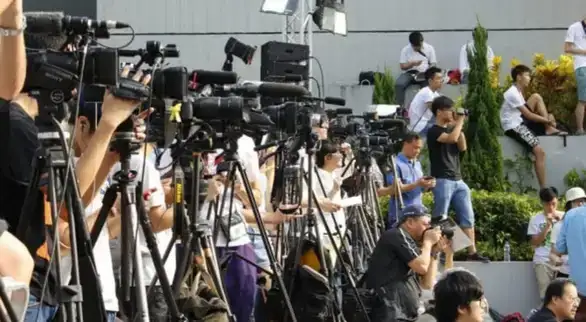 Nadzorne kamere za policiju, novinarske na strani građana: Zašto je važno da mediji snime učesnike protesta?