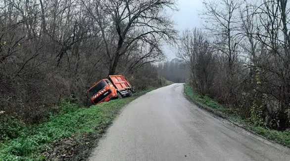 Kamion JKSP "Zaječar" sleteo u jarak