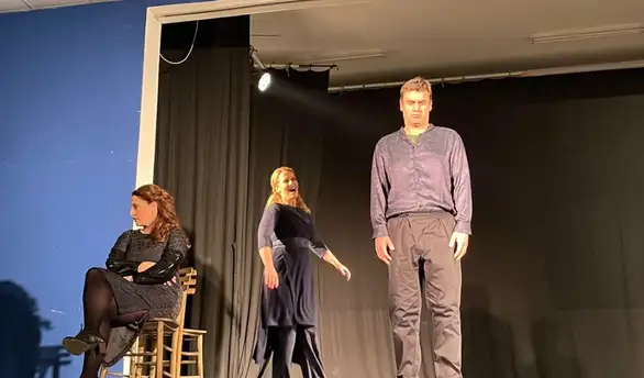 Odigrana predstava Kruševačkog pozorišta i Art teme „I svaki put kao da je prvi“