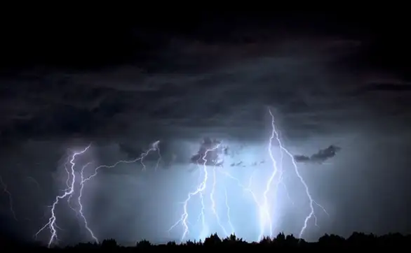 RHMZ ponovo upozorava: Pljuskovi, grmljavina, grad i olujni vetar