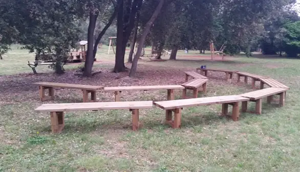 Neformalna grupa Outhide festival postavlja klupice za sve ljubitelje Kraljevice