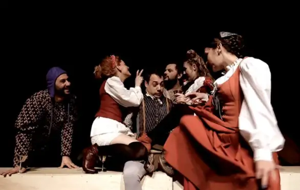 Zbog pojave virusa Covid -19 u pozorišnom ansamblu Narodnog pozorišta Republike Srpske iz Banjaluke, umesto predstave „Zločin i kazna“ biće izvedena predstava „Komedija ometena u razvoju“