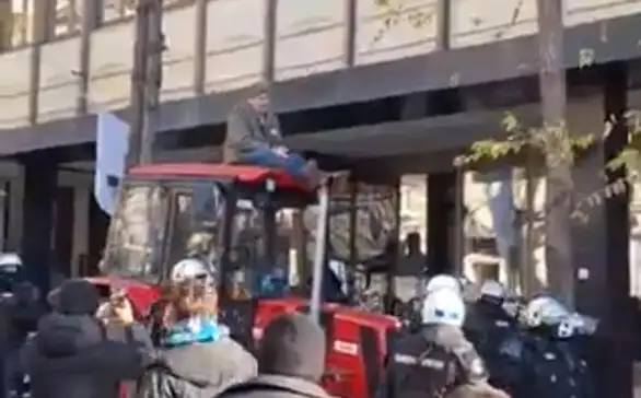 Incident na Slaviji: Kokanovića skidali s traktora, Petkovića privela policija zbog vređanja