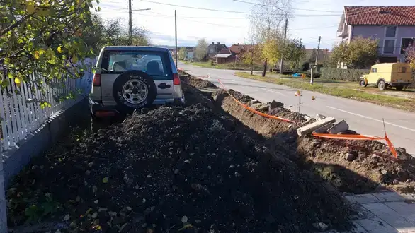 Meštani u Podlivu oterali radnike koji danima prekopavaju trotoare: "Da li je za stadion ili ne to stvarno ne znamo"