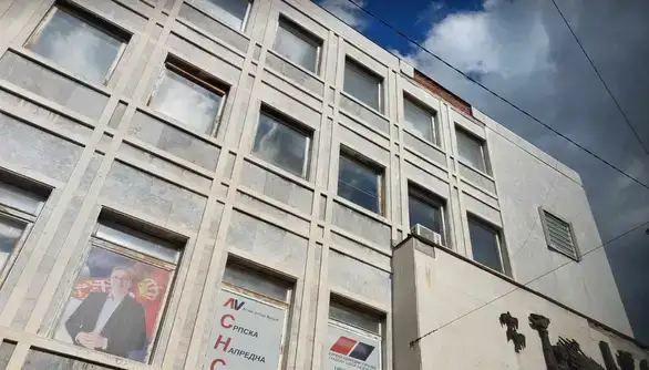 Opet se sa zgrade nekadašnjeg Komiteta obrušio deo fasade