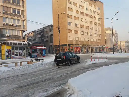 Bez predaha: Oslobađanje centralnih ulica od snežnih nanosa traje od sinoć