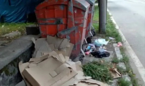 Muke stanara ulice 7. septembra sa punim kontejnerima