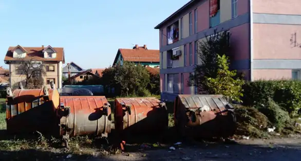 Kontejneri u naselju Vlačić meta vandala