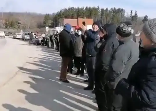 Meštani sela Krivelj odbacuju navode „Ziđina“: Rudnik nije zatvoren zbog blokade puta